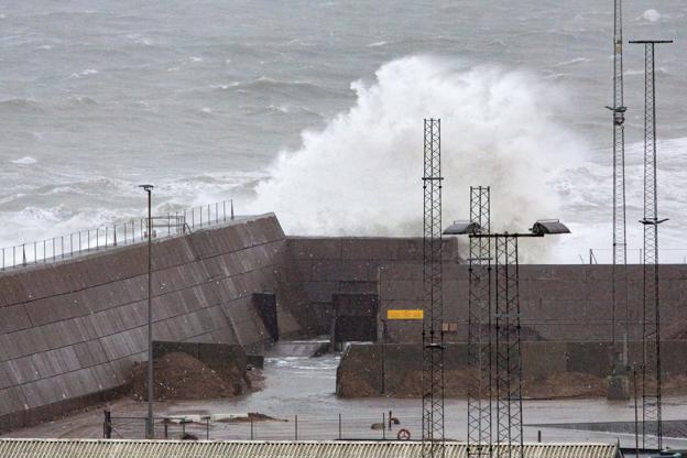 Storm, bølger og surfere 15. januar 2023. <i>Foto: Bo Lehm</i>