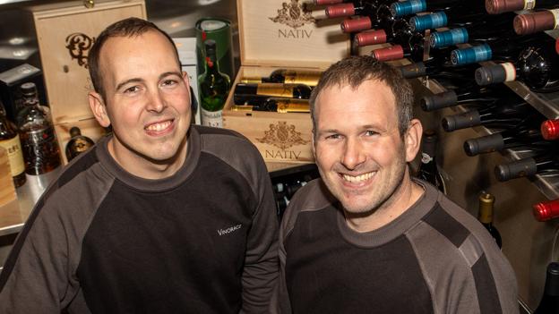 Rasmus og Rene Glindvad Kristensen i Vinorages helt store model, som Rene har installeret i hjemmet i Tranum. <i>Foto: Jesper Hansen</i>