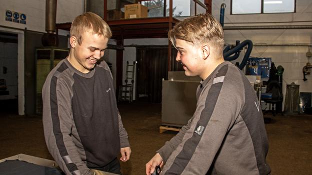 Vinorage beskæftiger foruden brødrene Glindvad Kristensen også smedelærlingene Mads Ditlev Thomsen og Peter Sønderhaven. <i>Foto: Jesper Hansen</i>