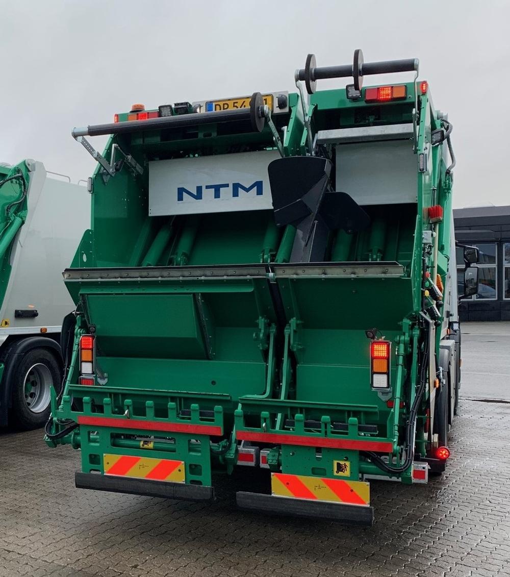 De to nye lastbiler er opbygget med NTM 13 KG- 2B affaldskomprimatorer, som Stiholt Hydraulic har leveret.