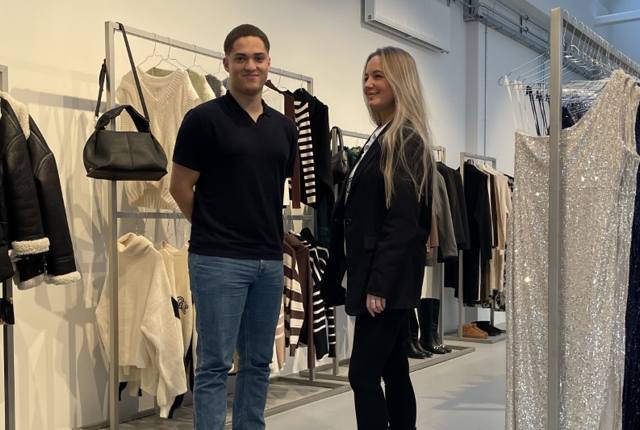 Moses Lametsch (tv.) og Astrid Frank Jørgensen (th.) afholder snart webshoppens første lagersalg i de nye lokaler i Vestbyen.