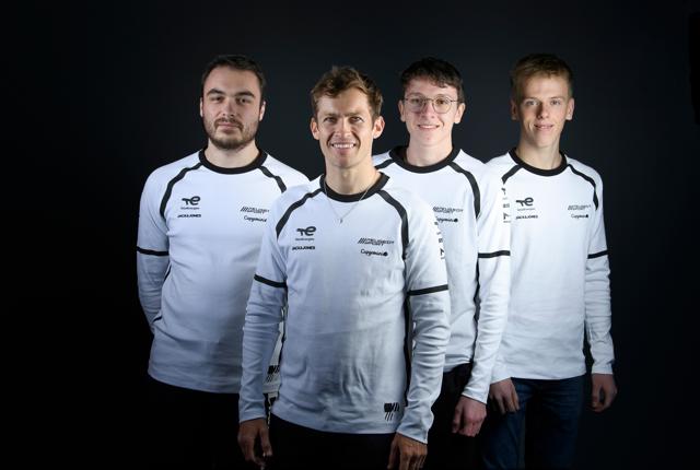 Malthe Jakobsen (til højre) og Peugeot Esports-teamet, der deltog i det virtuelle Le Mans løb.