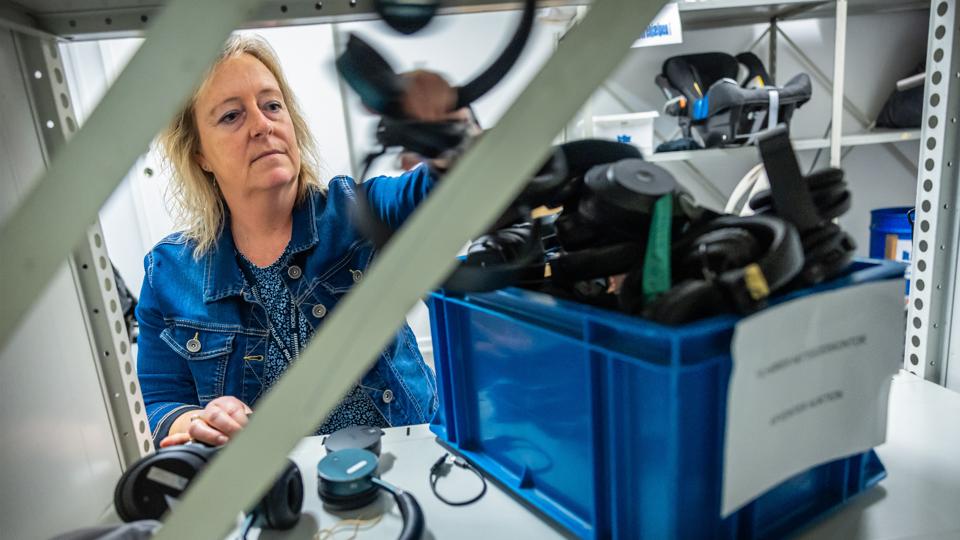 Hittegodskontoret på politigården i Aalborg modtager årligt tusindvis af genstande. Leder af Servicecenteret Dorthe Nørgaard viser nogle af de indleverede genstande. <i>Foto: Martin Damgård</i>