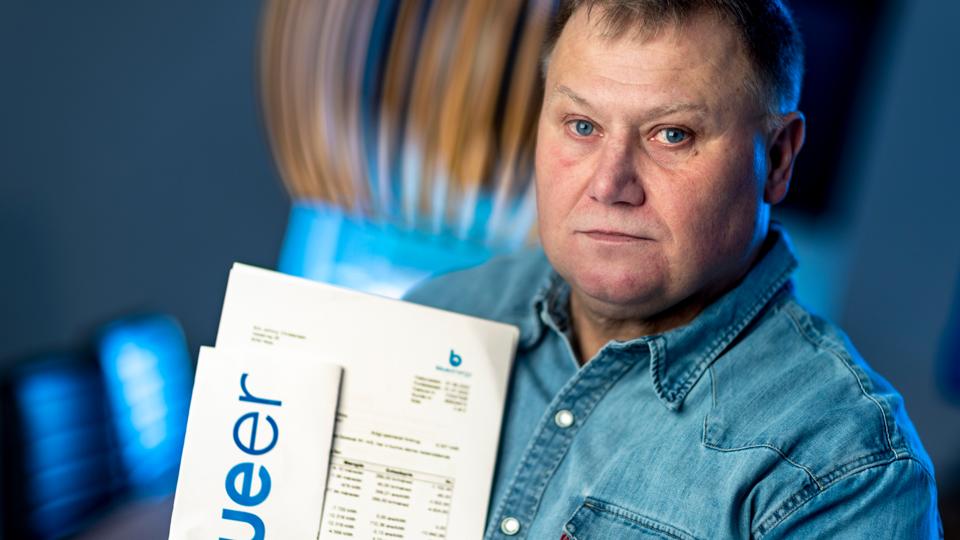 Det er jo snyd og bedrag. Hvor mange penge tjener de ikke på det her om året? spørger Johnny Christensen. Svaret findes faktisk i en note langt nede i selskabets regnskab.