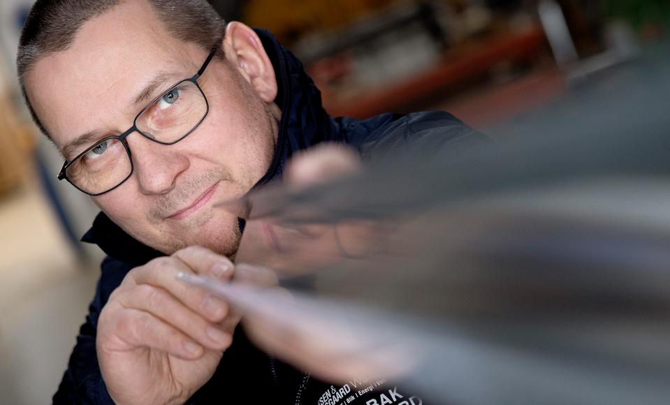 Indehaver Hans Bak Koldsgaard overtog Agesen og Koldsgaard VVS Teknik i 2019. I år fejrer virksomheden 50-års jubilæum. <i>Foto: Lars Pauli</i>