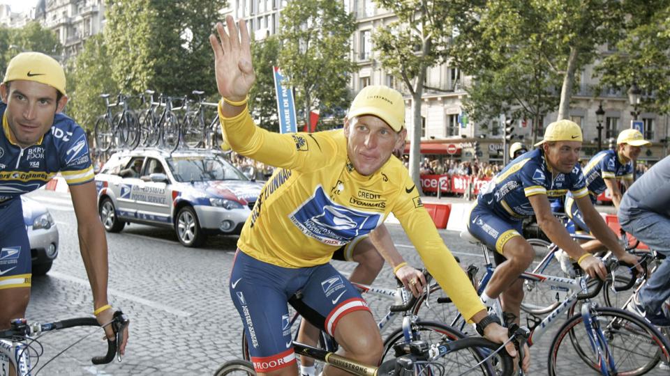 Syv gange stod Lance Armstrong - her i den gule trøje - øverst på podiet i Paris som samlet vinder af Tour de France. I 2012 blev samtlige titler trukket tilbage. I et interview med Oprah Winfrey for ti år siden lagde Armstrong alle kortene på bordet og tilstod brugen af ulovlige præstationsfremmende midler. (Arkivfoto). <i>Sven Simon/Ritzau Scanpix</i>