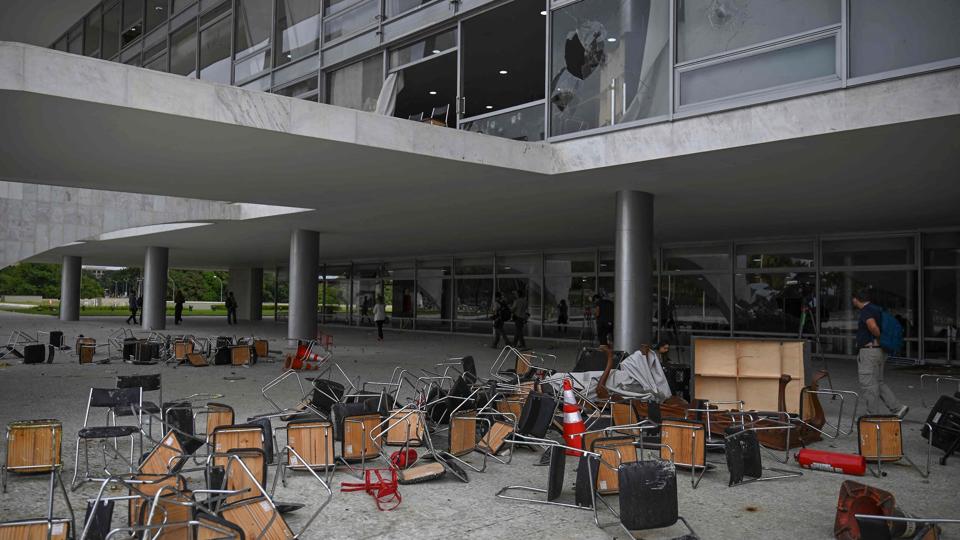 Myndighederne anslår, at der blev ødelagt værdier for omkring 56 millioner kroner under stormløbet mod Brasiliens lovgivende forsamling den 8. januar. 44 medlemmer af Brasiliens militærpoliti blev såret eller skadet - og vinduer, møbler og kunstværker blev smadret. <i>Carl De Souza/Ritzau Scanpix</i>