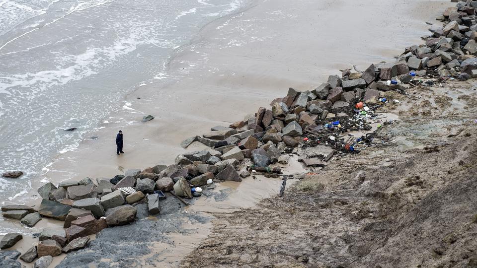 Ad flere omgange blev granitsten lagt neden for skrænten på Lønstrup Klint for at sikre sommerhuse mod at styrte i havet. Her ses stranden den 4. januar 2018, efter at der i december 2017 for anden gang blev foretaget ulovlig kystsikring på stedet. <i>Henning Bagger/Ritzau Scanpix</i>