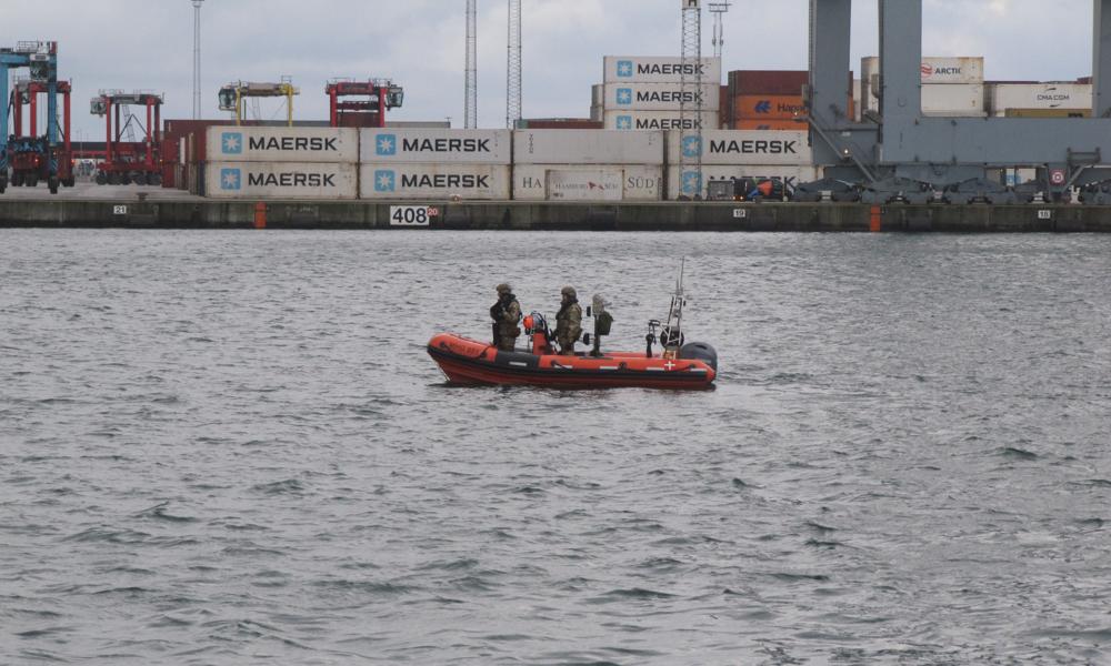 Marinehjemmeværnet hjælper også med sikkerheden. Her er de på patrulje i havnen.                      