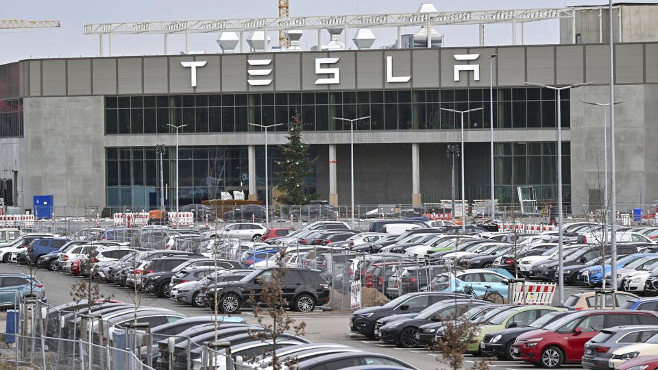 Elbilproducenten Tesla har sat prisen markant ned på flere populære modeller. Nu sænker brugtvognsforhandlere prisen på Teslas konkurrenter. (Arkivfoto). <i>Patrick Pleul/Ritzau Scanpix</i>