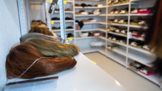 Toftilds lokaler i Aalborg strækker sig over tre etager med parykker, toupéer og hårprodukter, der kan gavne folk med hårtab af naturlige eller helbredsmæssige årsager. <i>Foto: Martin Damgård</i>