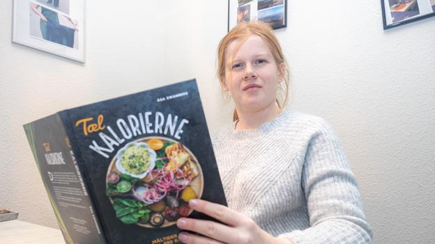 Iben Jørgensen er for længst stoppet med at tælle kalorier. Hun føler selv, at hun lever et ganske almindeligt liv, hun har bare ændret på nogle vaner. Og der er stadig plads til slik og en tur i byen.  <i>Foto: Bente Poder</i>