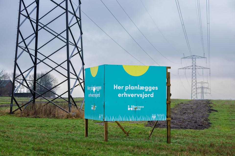 Rebild Kommune varmer op til salg af eftertragtet erhvervsjord. I baggrunden spor af arkæologernes søgegrøfter, der førte til fund af mange spor fra oldtiden. <i>Foto: Henrik Bo</i>
