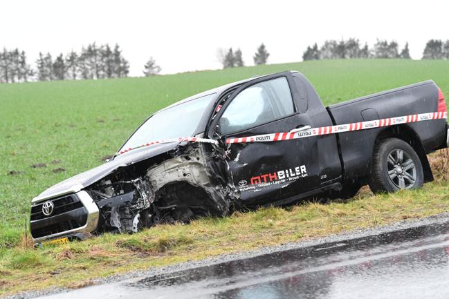 To biler stødte tirsdag kl. ca. 13.20 frontalt sammen på Ouevej øst for Hobro.