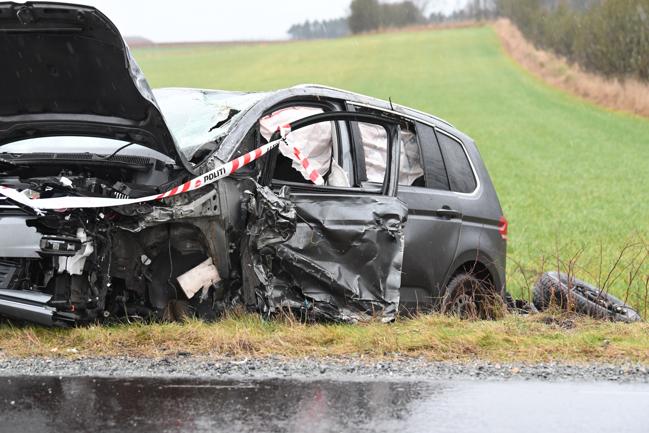To biler stødte tirsdag kl. ca. 13.20 frontalt sammen på Ouevej øst for Hobro.