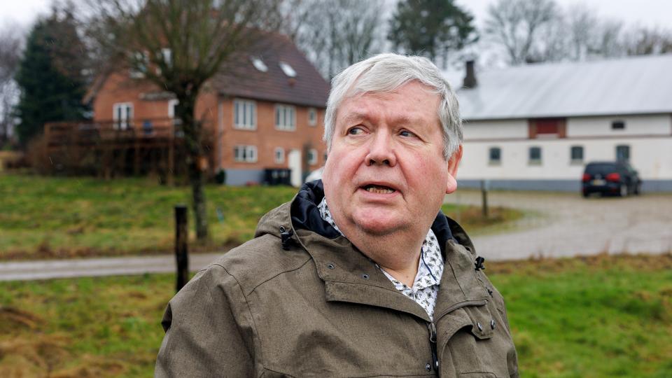Poul Erik Kristensen voksede op på Brovej 7 i Arden, hvor hans mor og far drev et lille traditionelt landbrug. Nu går ejendommen en fremtid i møde som økologisk levefællesskab. <i>Foto: Henrik Bo</i>