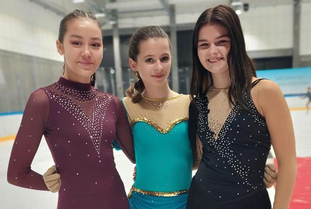 På billedet er tre af foreningens Novice K1 piger- Chilie Terp, Victoria Jakobsen og Mathilde Zinn.