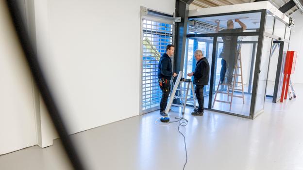 Der er brug for en del håndværkere for at få butikken klar. <i>Foto: Lars Pauli</i>