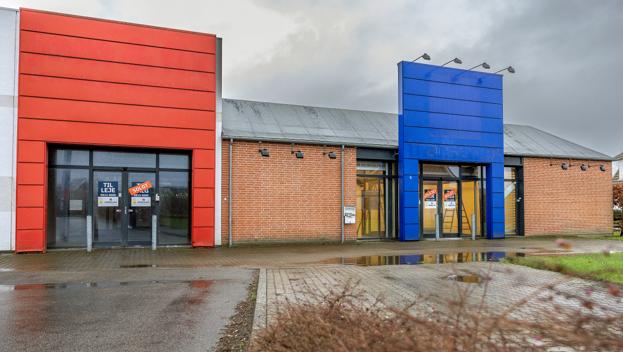 Maxi Zoo åbner ny butik i Brønderslev her bag den blå indgang, hvor Thansen tidligere lå sammen med Jem & Fix, som også flyttede. Der skal laves en hel masse om, inden butikken er klar til kunderne 22. februar. <i>Foto: Lars Pauli</i>