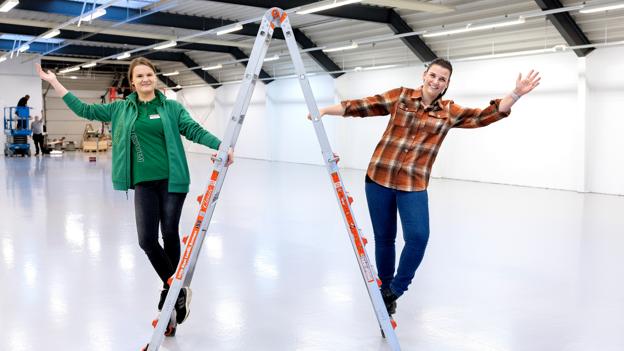 butikschef Melinda Hansen og distriktschef Marie Olsen glæder sig til at byde kunderne indenfor i den ny butik. <i>Foto: Lars Pauli</i>