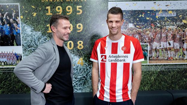 AaB-direktør Thomas Bælum (tv.) lægger ikke skjul på, at han er glad og stolt over, at man har formået at skrive kontrakt med Nicklas Helenius. <i>Foto: Lars Pauli</i>