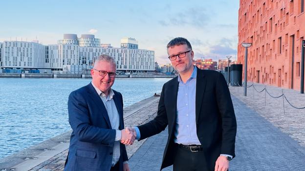 Koncerndirektør Henrik Mielke, MT Højgaard Holding og koncerndirektør Thomas Raunsbæk, har indgået en forpligtende aftale. <i>Pressefoto</i>