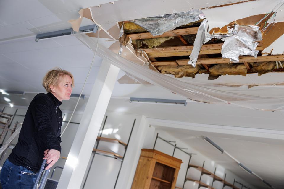 Jette Gjøderum besigtiger de voldsomme skader i butikken Brunø Tøj i Vodskov. <i>Foto: Henrik Bo</i>