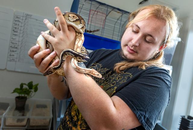 21-årige Nicklas Dupont er vild med reptiler. Han opdrætter selv slanger, og han tager gerne ud fortælle om eksotiske dyr.   Aalborg 18. Januar 2023