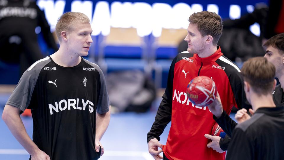 Magnus Landin (i rød trøje) var med til at lukke af i forsvaret mod Tunesien i selskab med blandt andre Magnus Saugstrup (til venstre). <i>Liselotte Sabroe/Ritzau Scanpix</i>