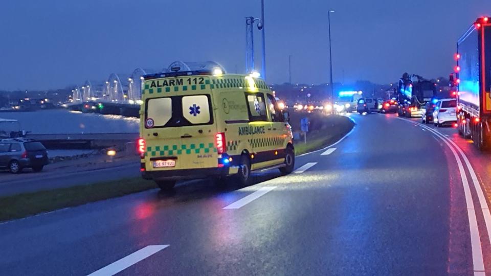 Der er tilkaldt ambulancer til uheldsstedet. <i>Foto: Ida Smith</i>