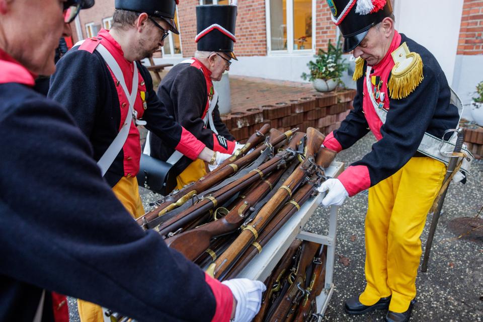 De 30 geværer fra 1. Slesvigske Krig kom torsdag tilbage til Hobro Borgervæbning.  <i>Foto: Henrik Bo</i>