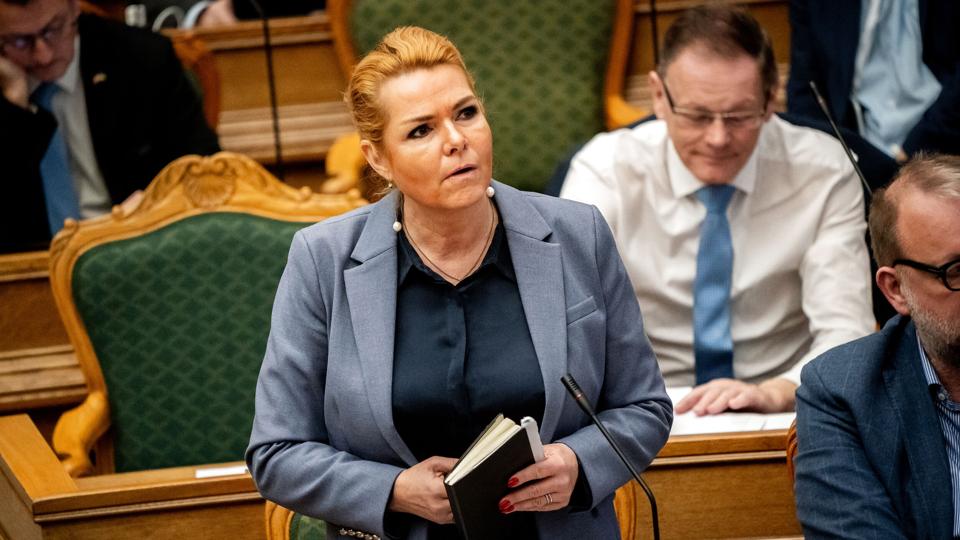 Inger Støjberg (DD) mener, at Venstre og SVM-regeringen har været med til at sætte en pistol for panden på Folketingets øvrige partier i sagen om at afskaffe store bededag. <i>Ida Marie Odgaard/Ritzau Scanpix</i>