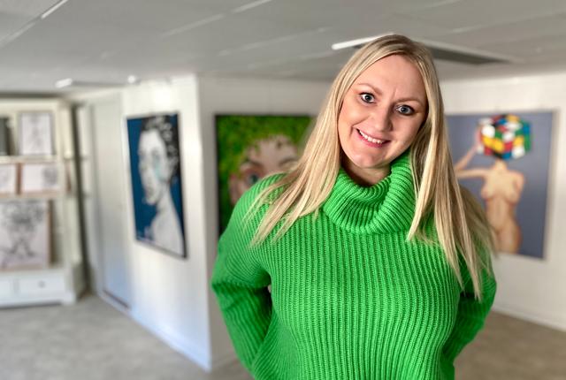 31-årige Tine Sørensen udstiller egne værker på loftet af Fruen Fristed i Nykøbing.