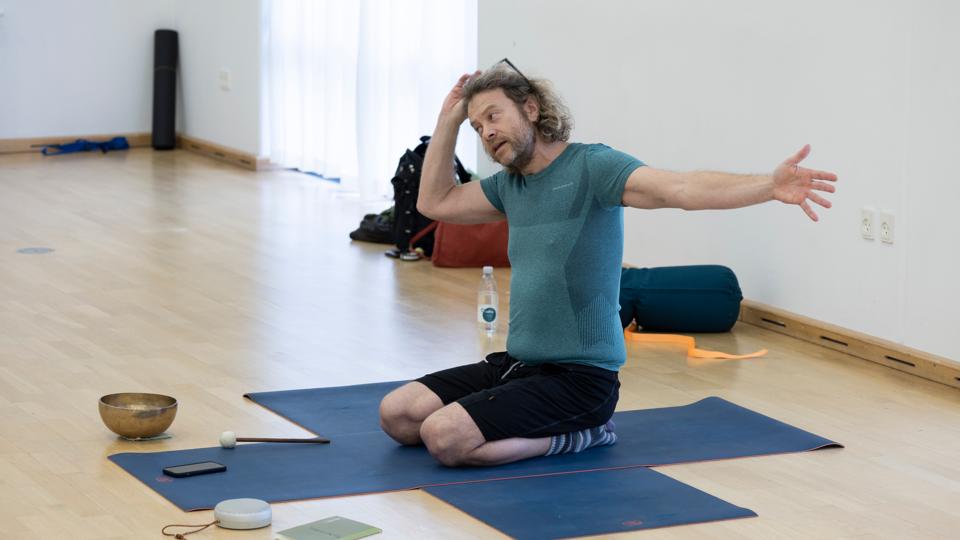 Yogalærer Søren Toft Hansen underviser i blid yoga og mindfulness i Brønderslev. <i>Foto: Kim Dahl Hansen</i>