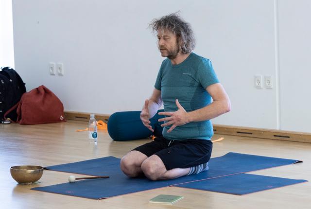 Yogalærer Søren Toft Hansen underviser i blid yoga og mindfulness i Brønderslev. 
