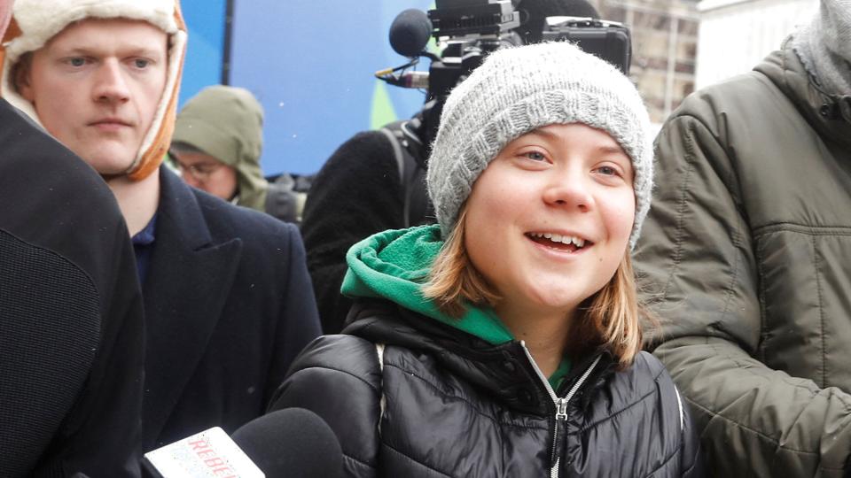 Greta Thunberg deltager i Verdens Økonomiske Forum i Davos, hvor den svenske klimataktivist tidligere har konfronteret tidligere præsident Donald Trump og andre toppolitikere. Og hun retter igen hård kritik mod den elite, "som fortsætter ødelæggelser af vor planet." <i>Arnd Wiegmann/Reuters</i>
