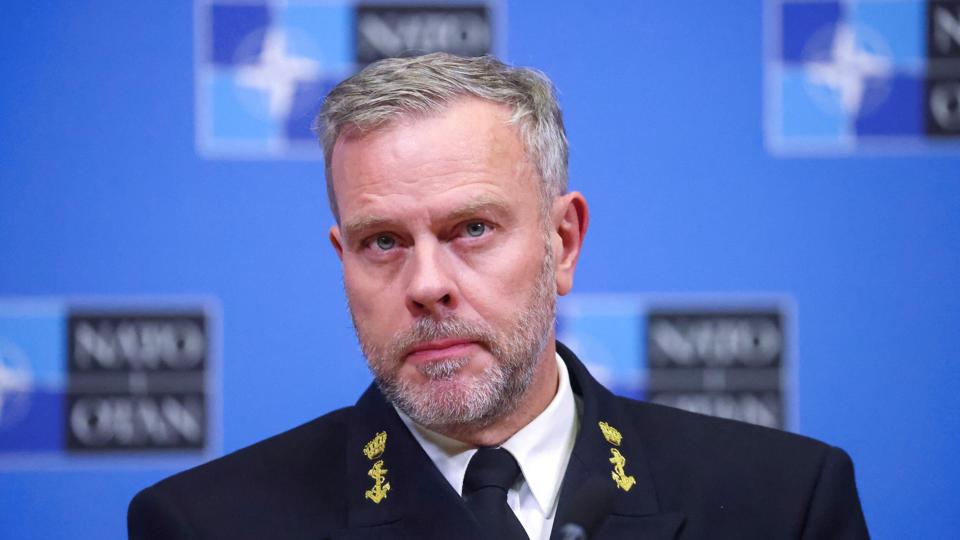 Formand for Natos militærkomité, admiral Rob Bauer, er ikke i tvivl om, at det fra et militærfagligt synspunkt vil være det bedste at sende kampvogne til Ukraine. De vil kunne give Ukraine bedre mulighed for at genvinde de territorier, som Rusland har indtaget, siger Rob Bauer. <i>Johanna Geron/Reuters</i>