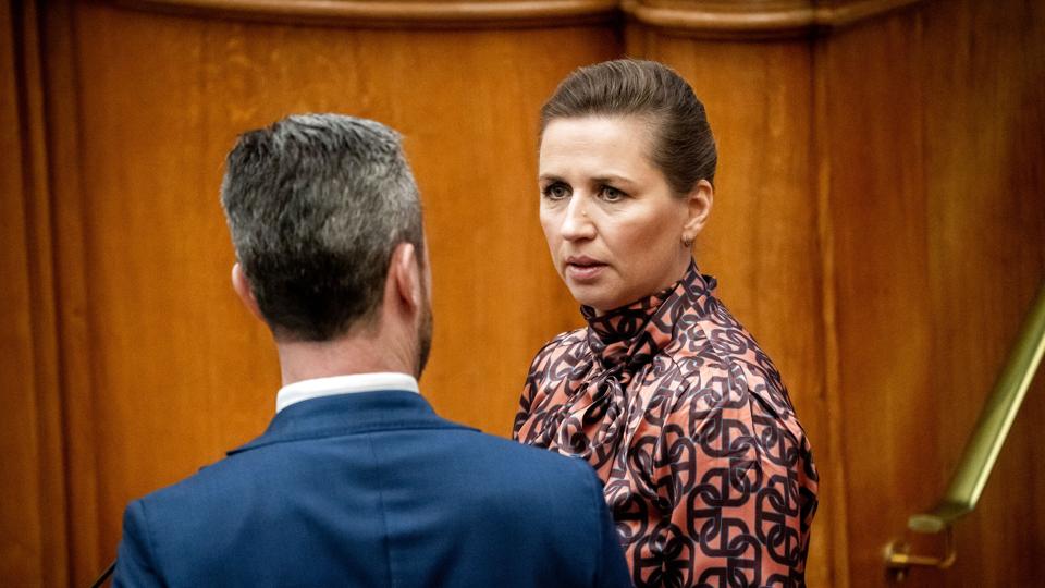 Statsminister Mette Frederiksen (S) og forsvarsminister Jakob Ellemann-Jensen (V) under torsdagens maratondebat i folketingssalen. <i>Foto: Ida Marie Odgaard/Ritzau Scanpix</i>
