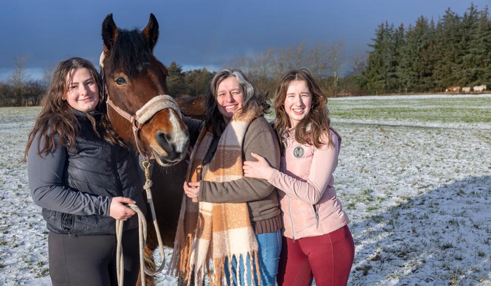 Marleen, Sabine og Fabi Kreil sammen med en af deres mange heste. De har skabt et helt nyt liv for sig selv på Liberty Farm i Tornby. <i>Foto: Kim Dahl Hansen</i>