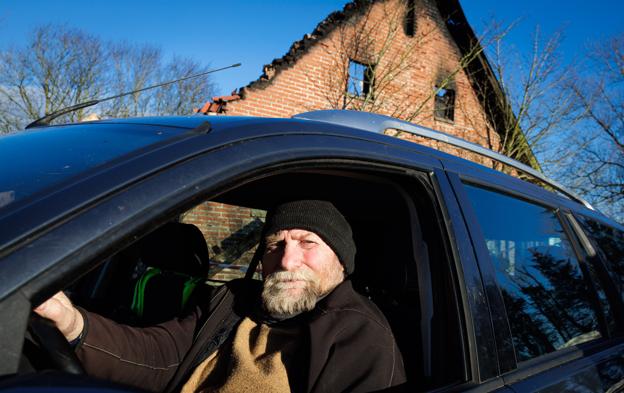 Henning Andersen kan ikke gå og sidder derfor i sin bil, der ikke blev flammernes bytte. Det gjorde seks andre biler og over 40 motorcykler, knallerter og scootere. <i>Foto: Bo Lehm</i>