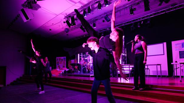 Musicalen indeholder ingen sceneskift - kun lysmæssige skift. <i>Foto: Bo Lehm</i>