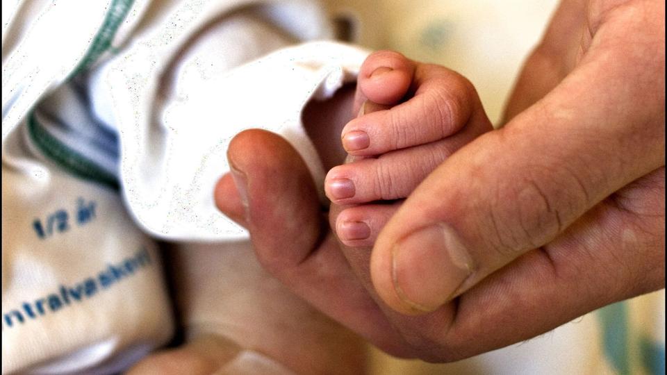 Forskere fra Statens Serum Institut har været med til at undersøge, hvordan børns kognitive evner bliver påvirket af, hvornår de er født. Børn født syv eller flere uger for tidligt havde en påvist øget risiko for indlæringsvanskeligheder og nedsat intelligens. (Arkivfoto). <i>Morten Juhl/Ritzau Scanpix</i>