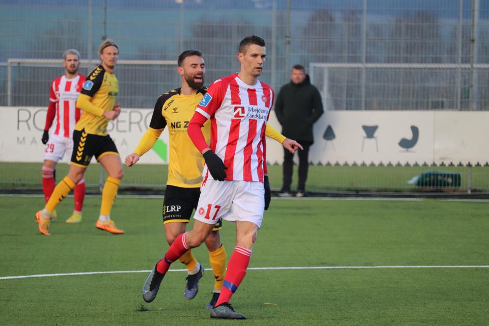Nicklas Helenius havde svære arbejdsbetingelser i sin comebackkamp for AaB. <i>Foto: AaB</i>