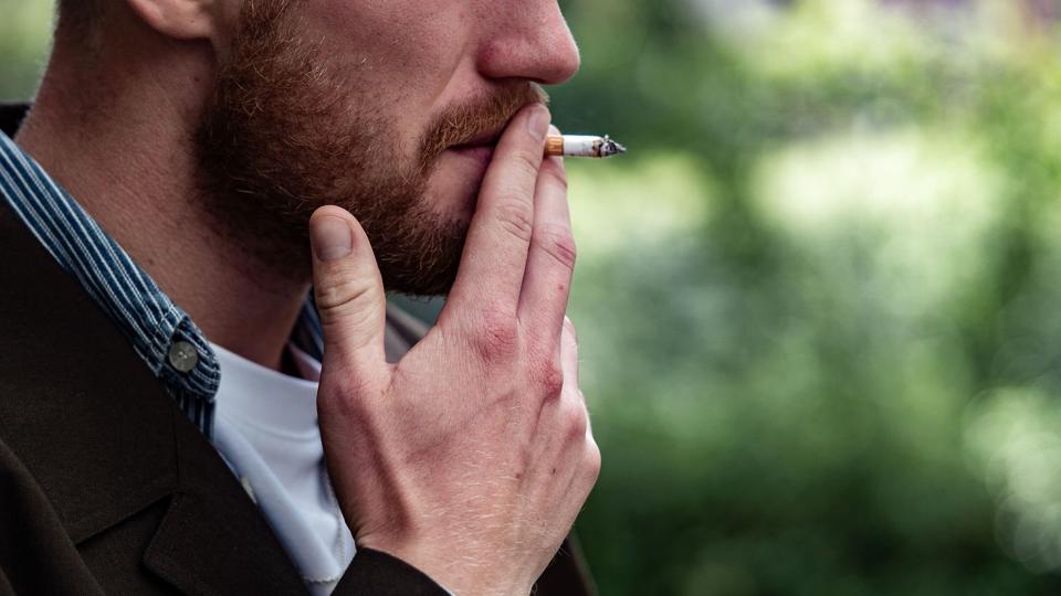 Særligt et rygeforbud på offentlige legepladser og idrætsanlæg møder opbakning blandt befolkningen. I 2019 blev en række tiltag omkring tilgængeligheden af cigaretter vedtaget, og nu er turen kommet til rygning i det offentlige rum, hvis man spørger Kræftens Bekæmpelse. (Arkivfoto). <i>Emil Helms/Ritzau Scanpix</i>