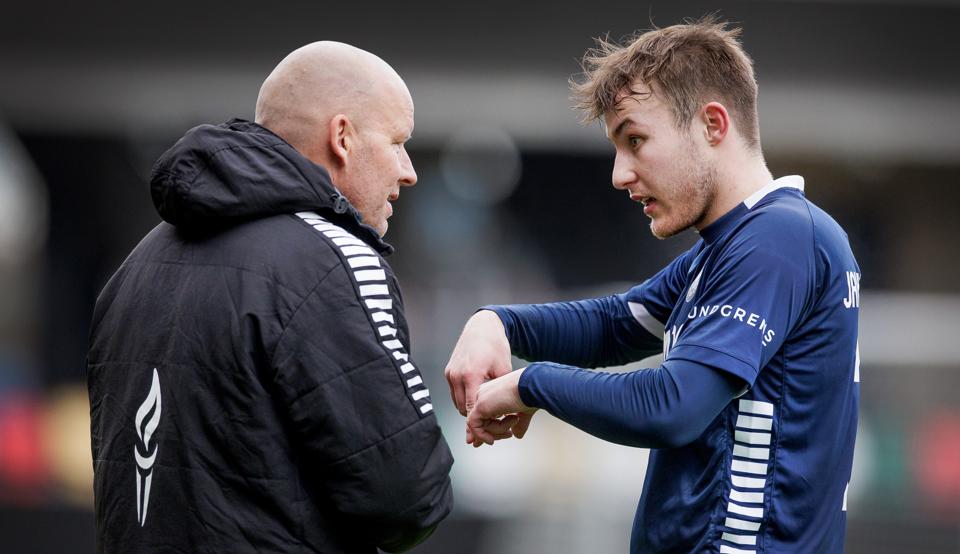 Mattias Jakobsen, der her ses i samtale med Henrik Pedersen havde svært ved at holde det fornødne tekniske niveau i kampen mod Vejle. Det var et fællestræk hos stort set alle Vendsyssel-spillere. <i>Arkivfoto: Torben Hansen</i>