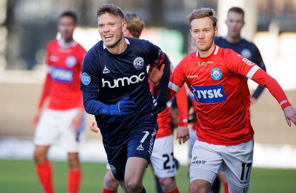 Lucas Jensen og holdkammeraterne har gode minder fra Jysk Park i Silkeborg, hvor det i januar blev til en sejr over byens superligahold. <i>Arkivfoto: Torben Hansen</i>