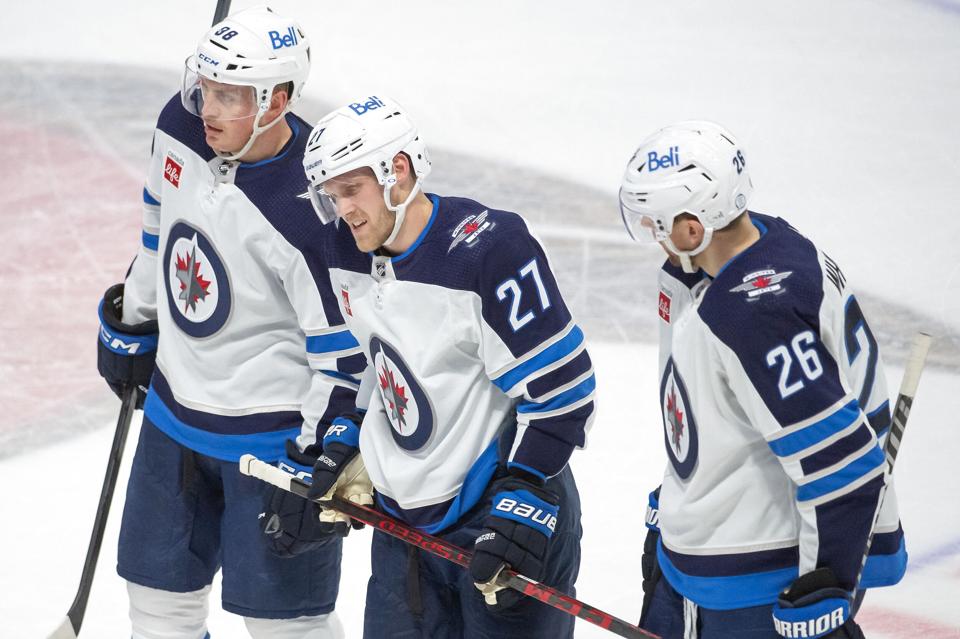 Nikolaj Ehlers (i midten) i aktion for Winnipeg Jets i NHL natten til søndag dansk tid. <i>Marc Desrosiers/Ritzau Scanpix</i>