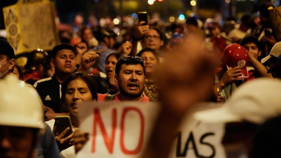 Peruvianere har i den seneste tid vundet vej til gaden for at demonstrere mod den siddende præsident. Udenrigsministeriet advarer danskere mod at søge hen mod større forsamlinger. (Arkivfoto). <i>Angela Ponce/Reuters</i>