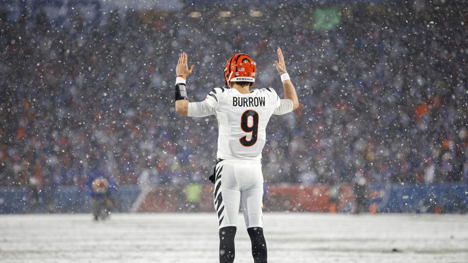 Cincinnati Bengals quarterback Joe Burrow kunne fejre to touchdowns, da hans hold søndag slog Buffalo Bills på en sneklædt bane i New York. <i>Matt Durisko/Ritzau Scanpix</i>