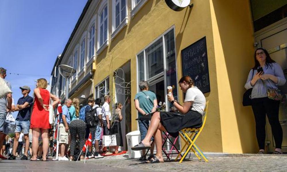 Køen var lang, da ishuset slog dørene op i Slotsgade - Ismutter fortæller i øvrigt, at det er et uopsigeligt lejemål for udlejeren de kommende tre år, ejeren af Guf & Kugler har et halvt års opsigelse. Køen var lang, da ishuset slog dørene op i Slotsgade - Ismutter fortæller i øvrigt, at det er et uopsigeligt lejemål for udlejeren de kommende tre år, ejeren af Guf & Kugler har et halvt års opsigelse.